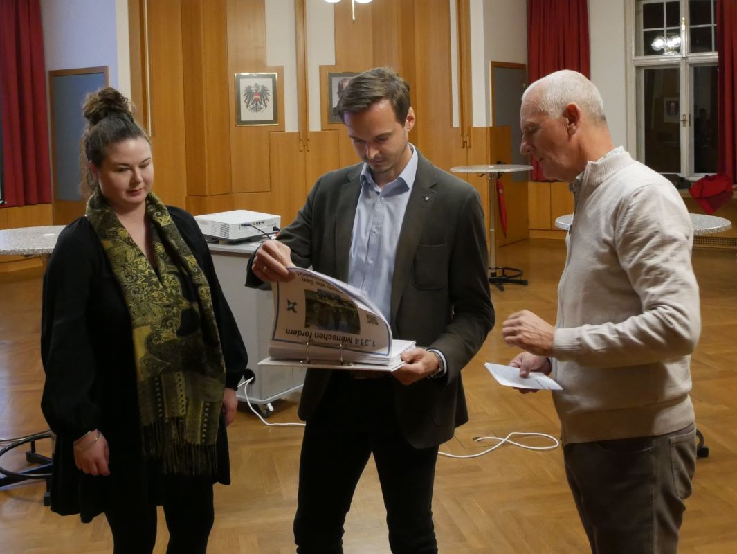 blickinsgruene.at - frohnleiten - Übergabe Unterschriften_c Valentin Piwerka