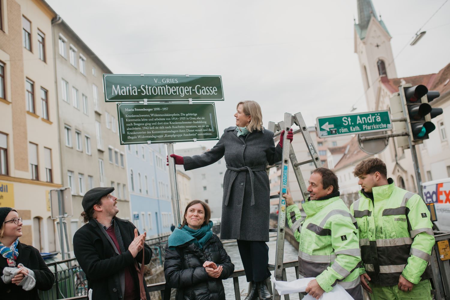 Zu sehen ist: Judith Schwentner, Vizebürgermeisterin von Graz, Grüne, neben dem neuen Schild "Maria Stromberger Gasse"