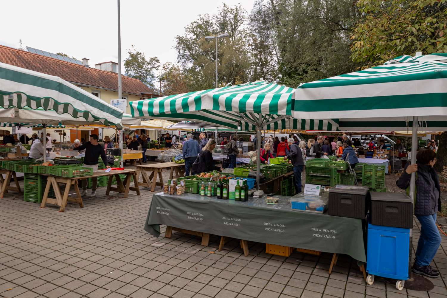Zu sehen ist: der Bauernmarkt St. Peter - Waltendorf