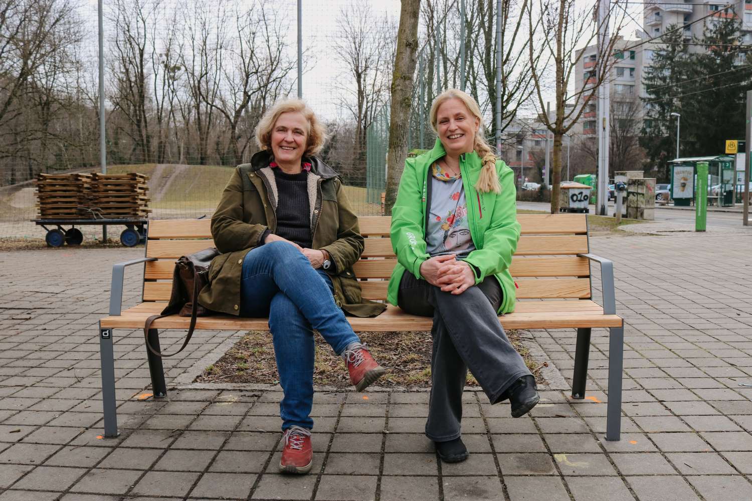 Zu sehen sind: zwei Frauen sitzen auf einer Bank beim Bauernmarkt St. Peter Waltendorf