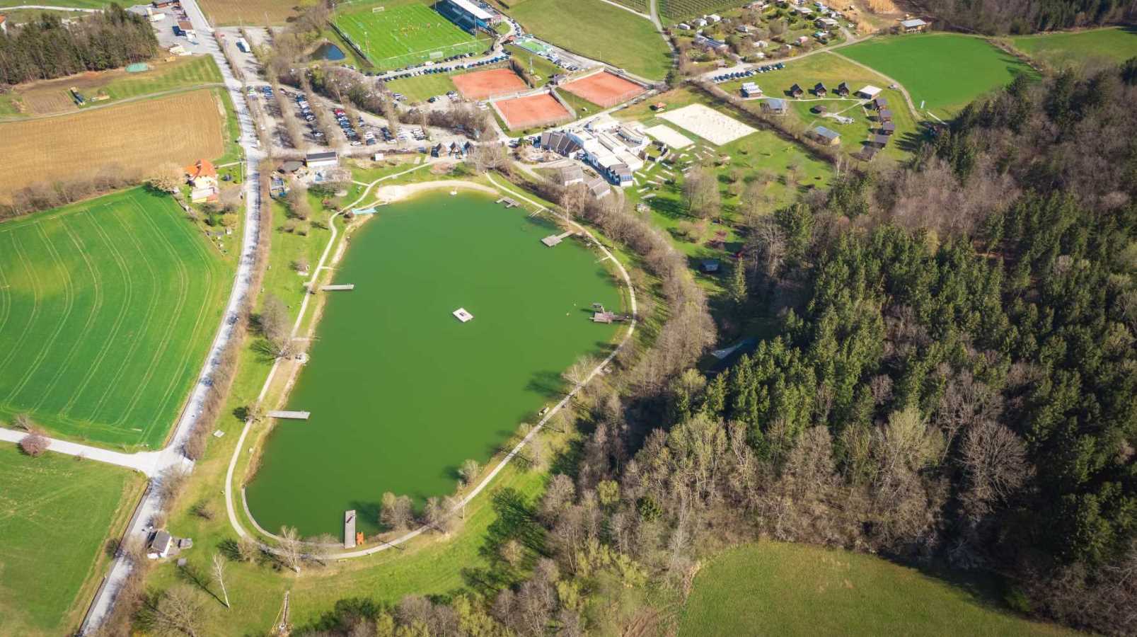 Zu sehen ist: ein See von oben