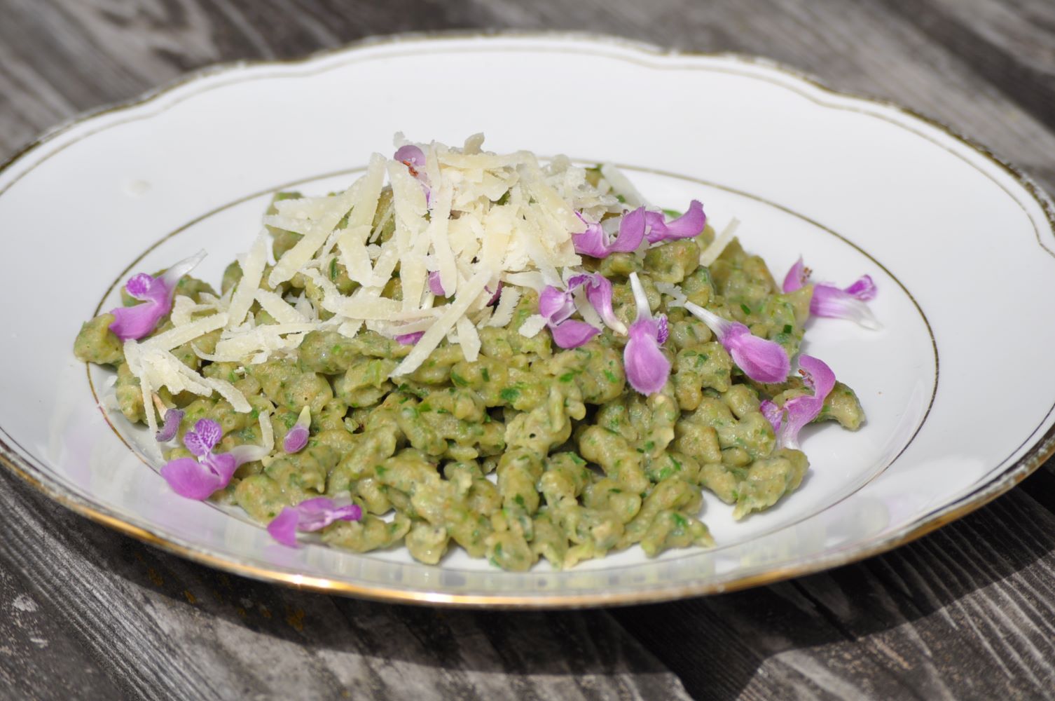 Zu sehen ist: ein Teller voll Wildkräuterspätzle
