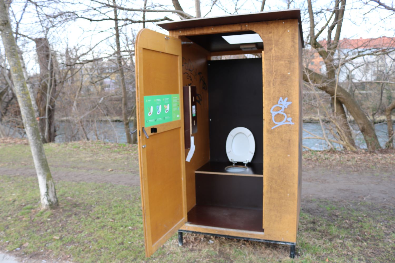 Zu sehen ist: ein Öklo