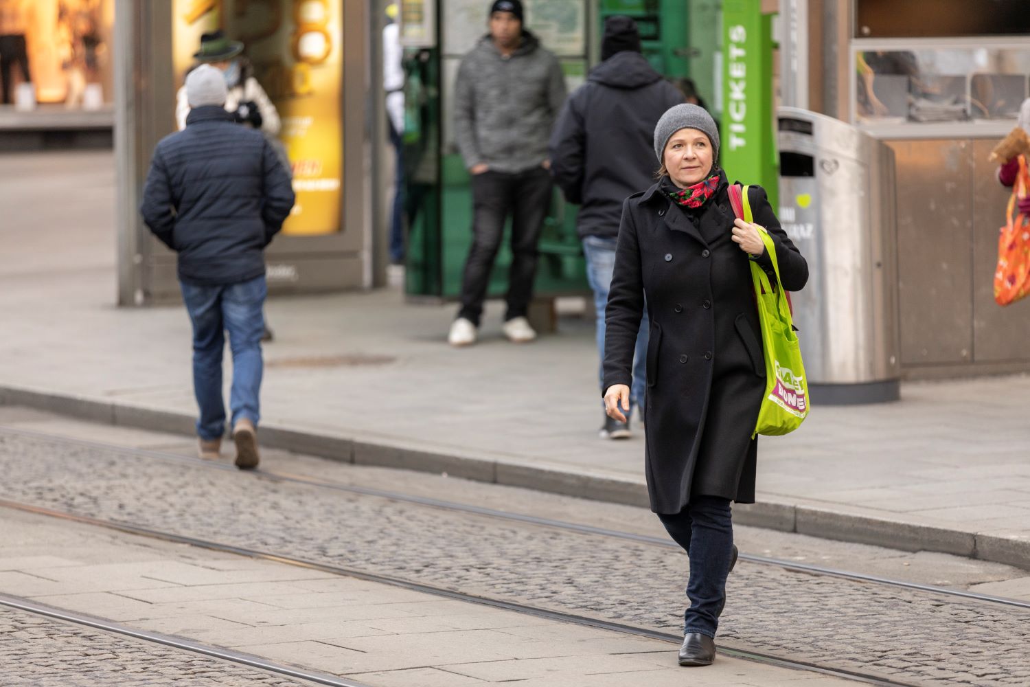 Zu sehen ist: Judith Schwentner, Vizebürgermeisterin von Graz, Grüne. Zu Fuß in Graz.