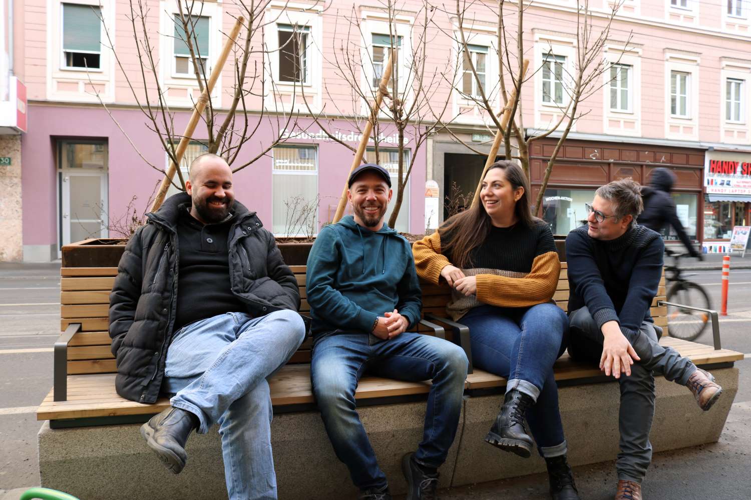 Zu sehen sind: drei Menschen mit Joe Niedermeyer von den RosaLilaPantherInnen