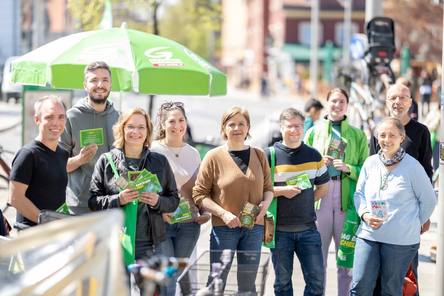 Zu sehen sind: Judith Schwentner, Veronika Nitsche und mehr Grüne bei einem Radcheck