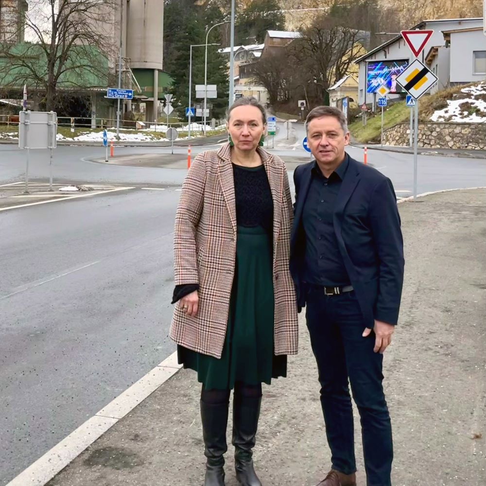 Zu sehen sind: Lambert Schönleitner und eine weitere Person vor einem Kreisverkehr