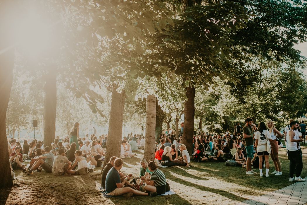 Zu sehen sind: Menschen in einem Park bei Sonnenschein