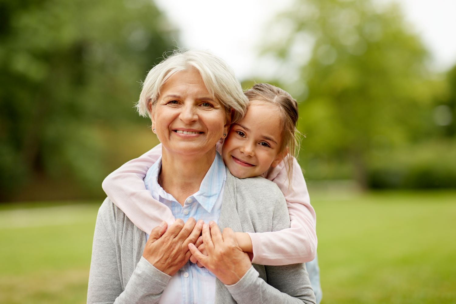 Zu sehen sind: ein Kind und eine ältere Person