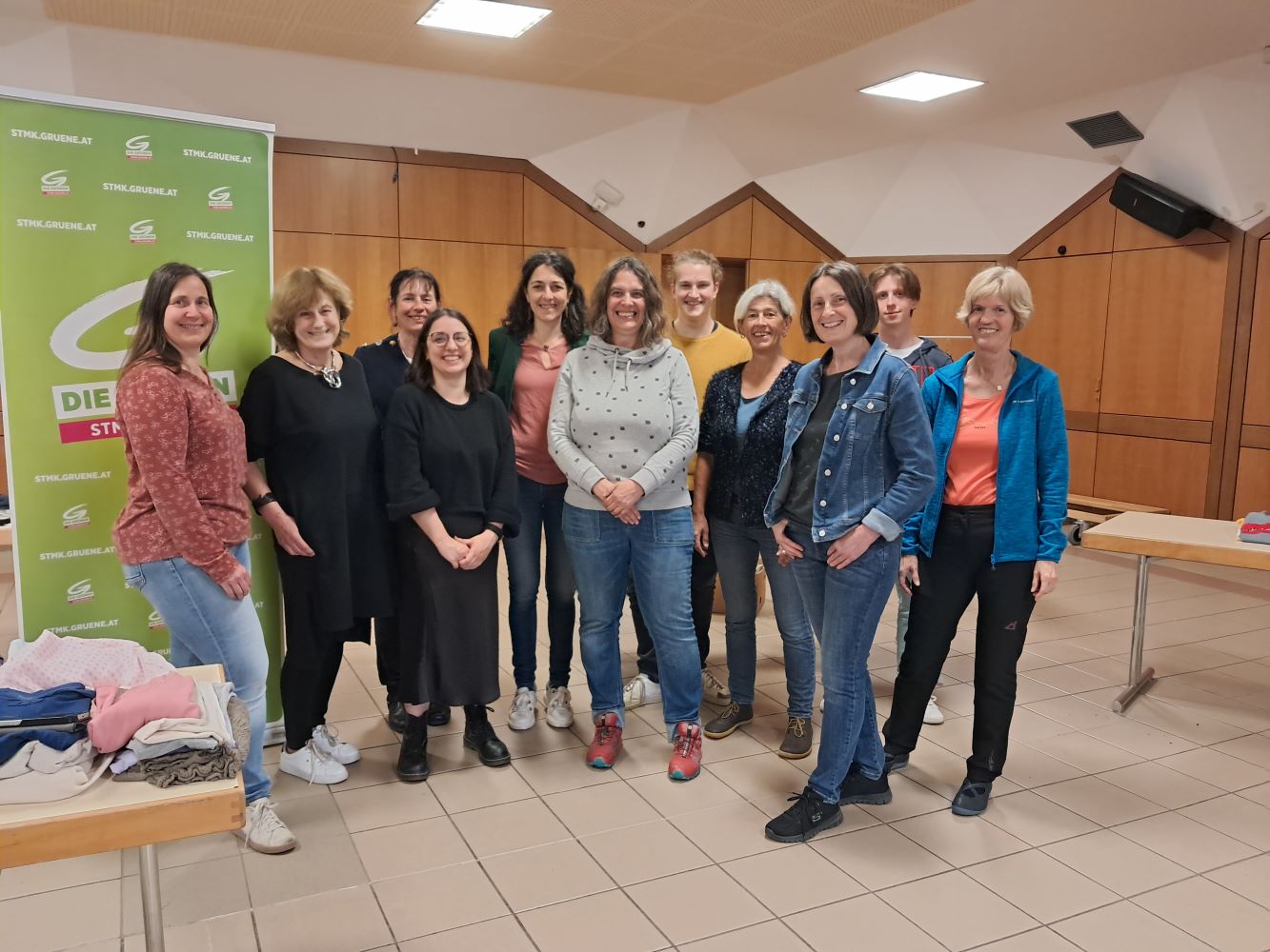 Zu sehen ist: eine Gruppe von Menschen beim Kleidertausch in Gratwein