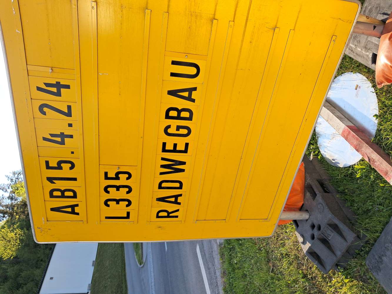 Zu sehen ist: ein Straßenschild