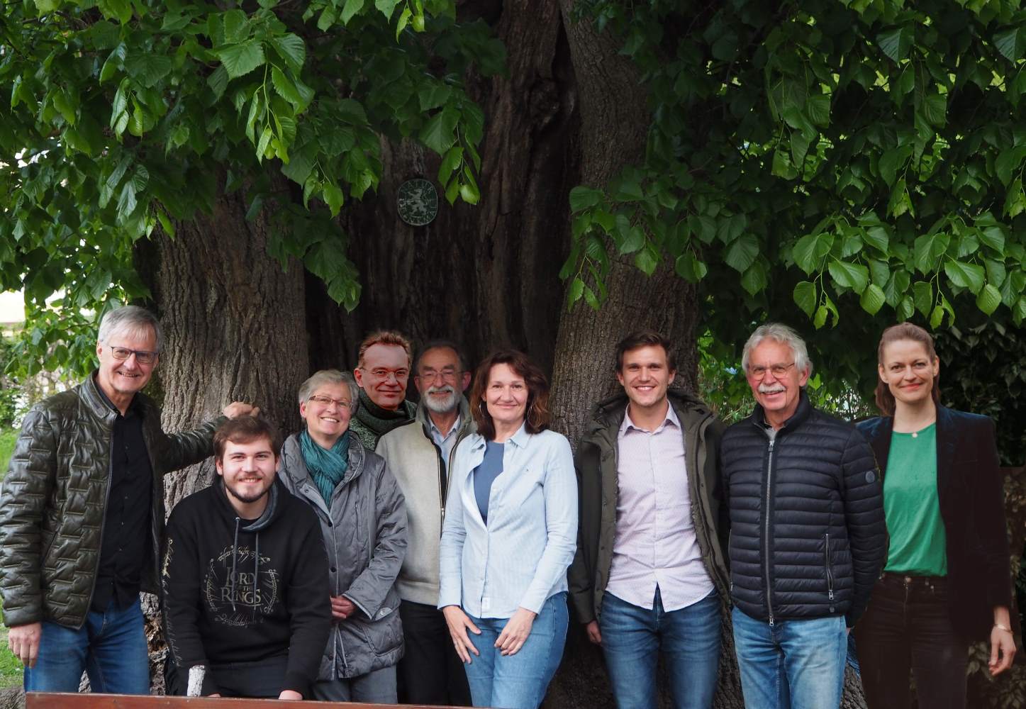 Zu sehen sind Mitglieder der Grünen aus Stattegg unter einer Linde