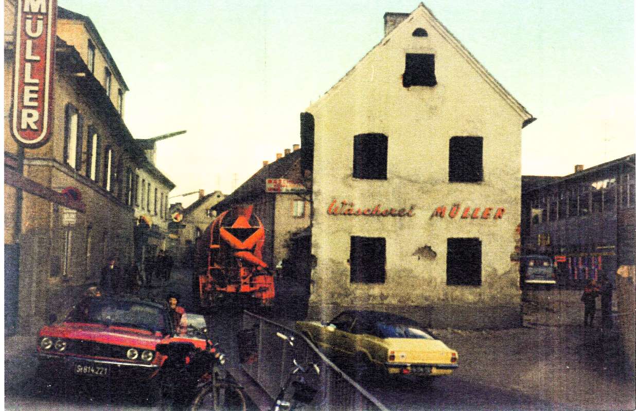 Zu sehen ist: eine Aufnahme von früher von der Wäscherei Müller