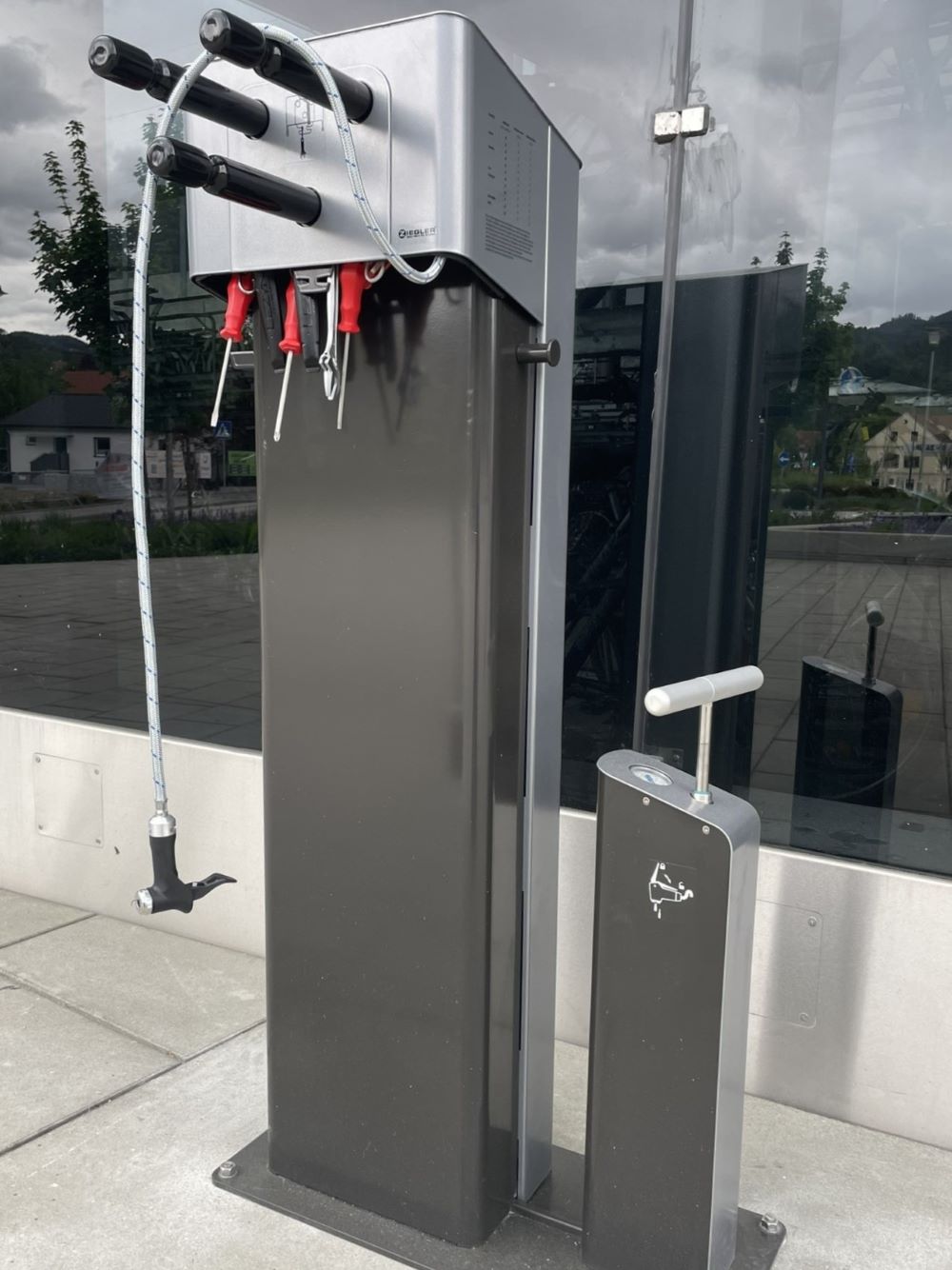 Zu sehen ist: eine Fahrradstation am Bahnhof Frohnleiten