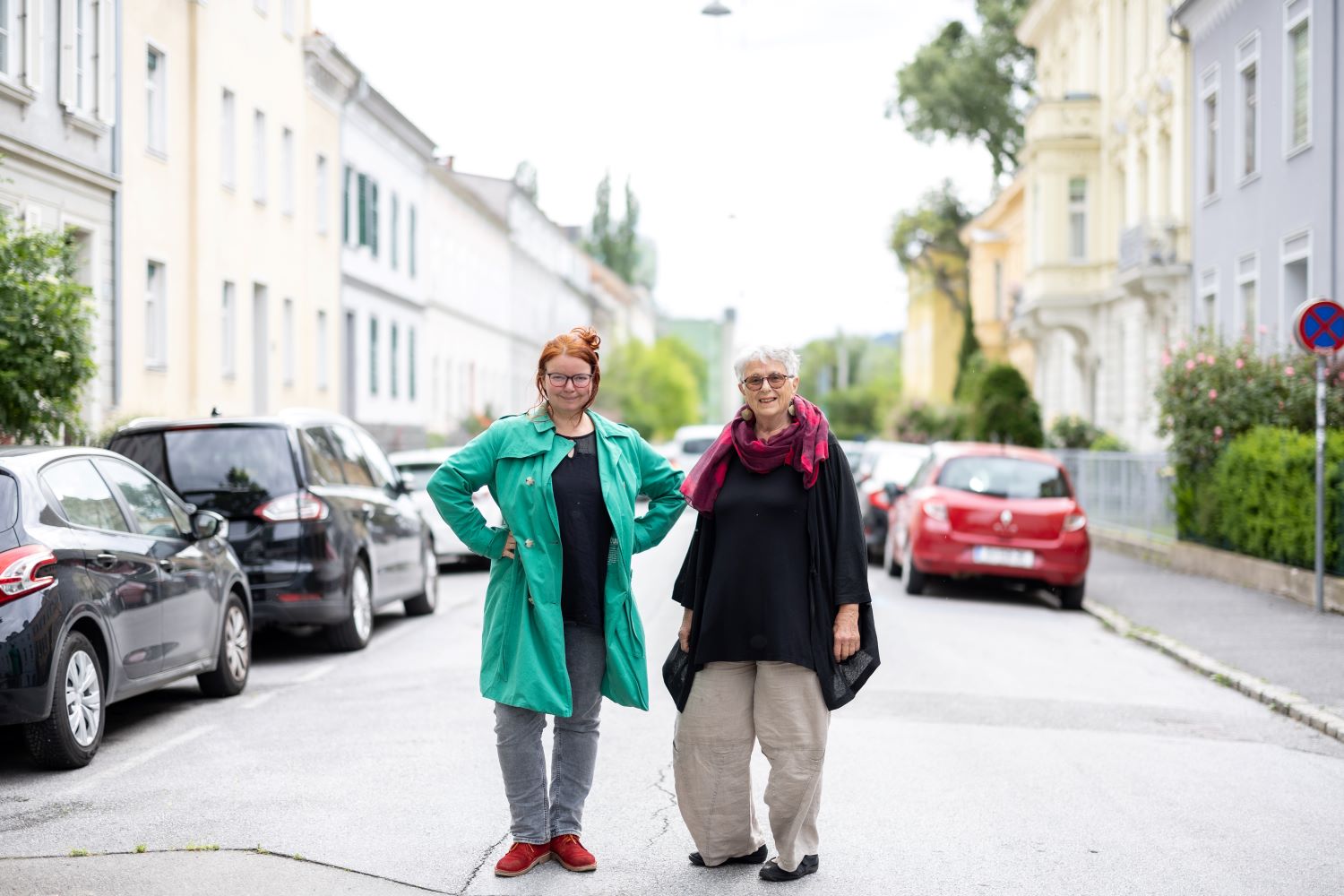 Zu sehen sind: zwei Personen in einer Straße in Graz