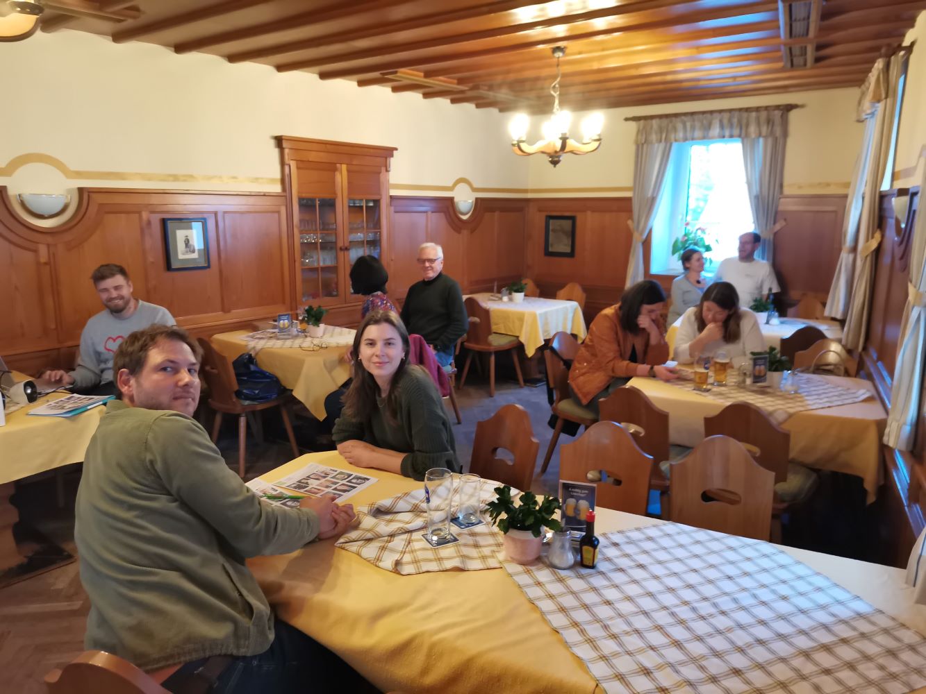 Zu sehen sind: Menschen bei einem Pubquiz in St. Radegund