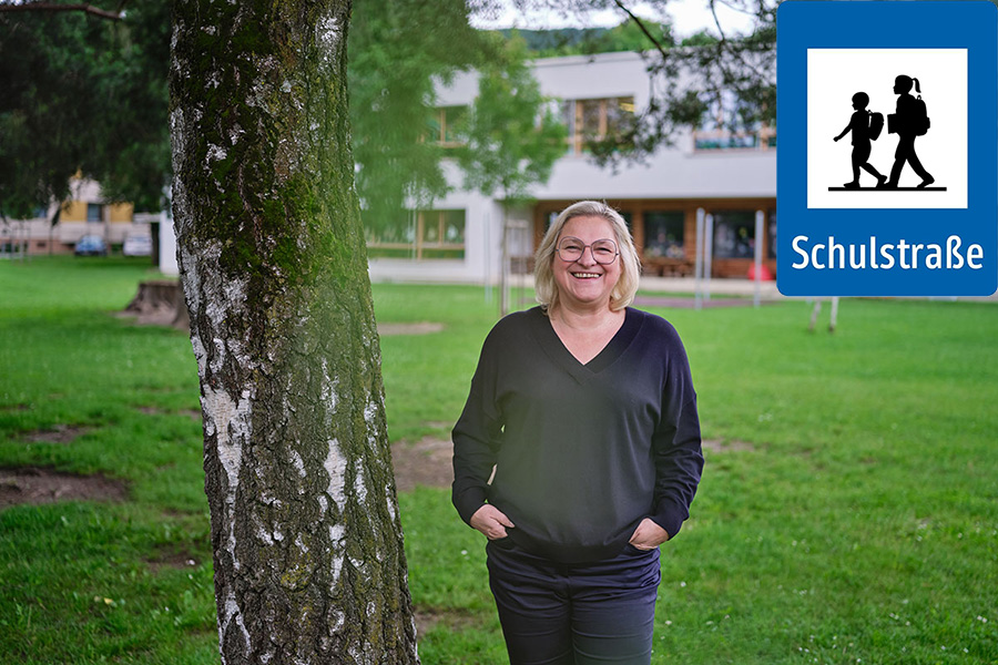 WEB_Wetzelsdorf_Bettina-Sticher-mit-Schild